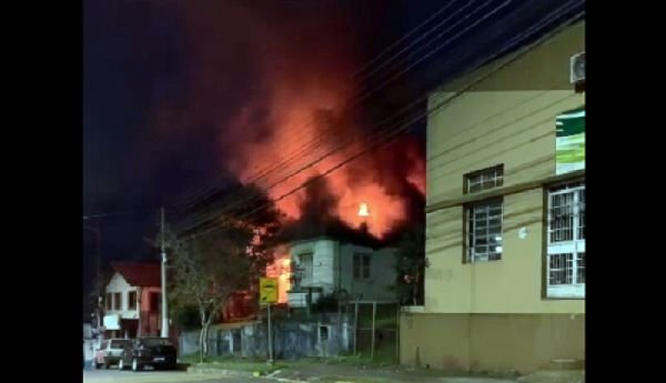 Sem morador fixo, casa pega fogo no Centro de Ijuí